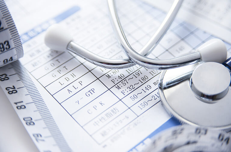 聴診器と健康診断結果表とメジャー