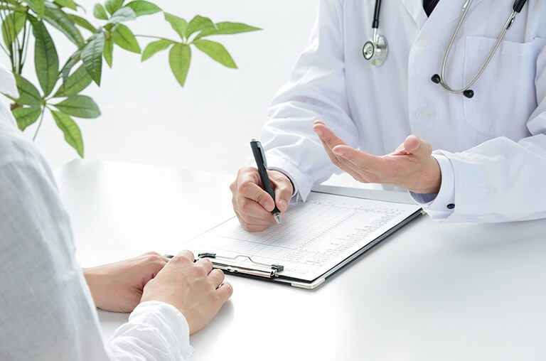 問診をする医師と患者