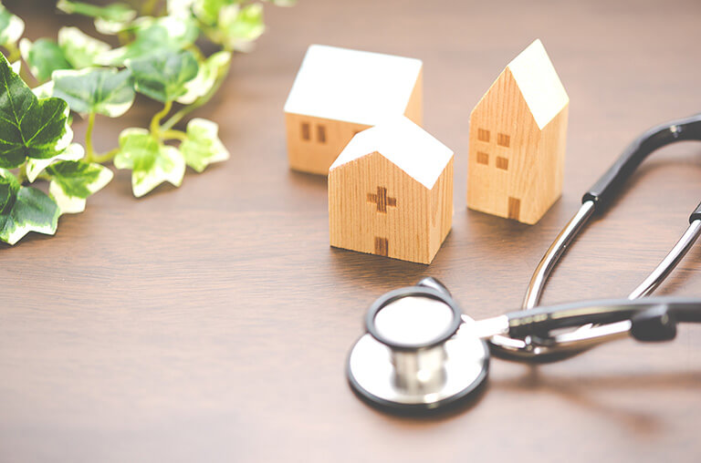 木の家と聴診器